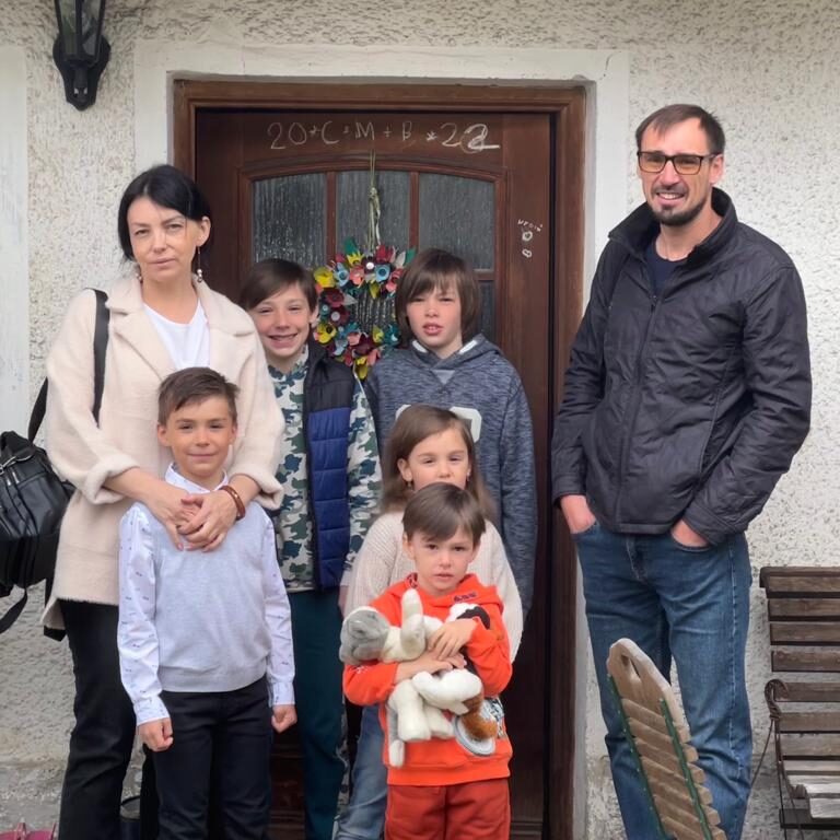 Familie-mit-fünf-Kindern Familie-mit-fünf-Kindern